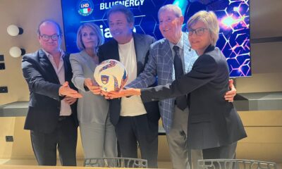 Il vicegovernatore con delega allo Sport Mario Anzil e l'assessore regionale alle Finanze Barbara Zilli (ai due estremi) alla sigla dell'accordo di collaborazione tra la Bluenergy Group e il Comitato regionale Lnd del FVG