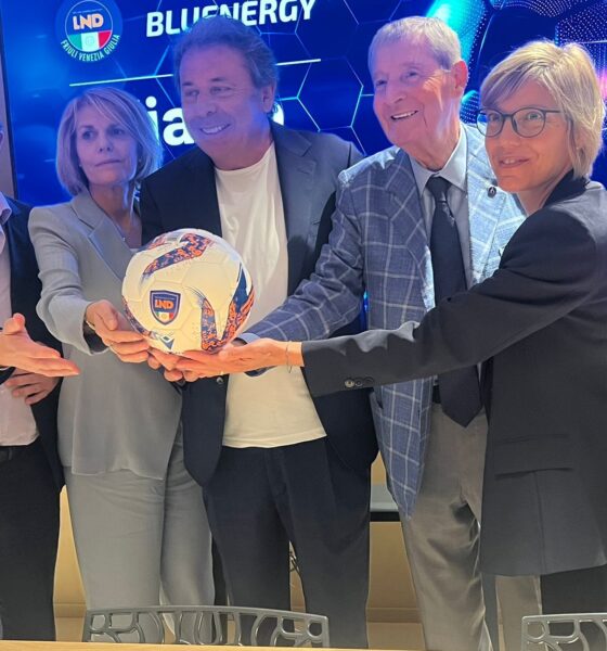 Il vicegovernatore con delega allo Sport Mario Anzil e l'assessore regionale alle Finanze Barbara Zilli (ai due estremi) alla sigla dell'accordo di collaborazione tra la Bluenergy Group e il Comitato regionale Lnd del FVG