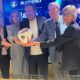 Il vicegovernatore con delega allo Sport Mario Anzil e l'assessore regionale alle Finanze Barbara Zilli (ai due estremi) alla sigla dell'accordo di collaborazione tra la Bluenergy Group e il Comitato regionale Lnd del FVG