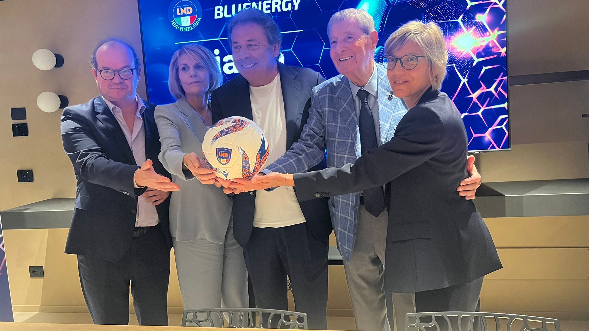 Il vicegovernatore con delega allo Sport Mario Anzil e l'assessore regionale alle Finanze Barbara Zilli (ai due estremi) alla sigla dell'accordo di collaborazione tra la Bluenergy Group e il Comitato regionale Lnd del FVG