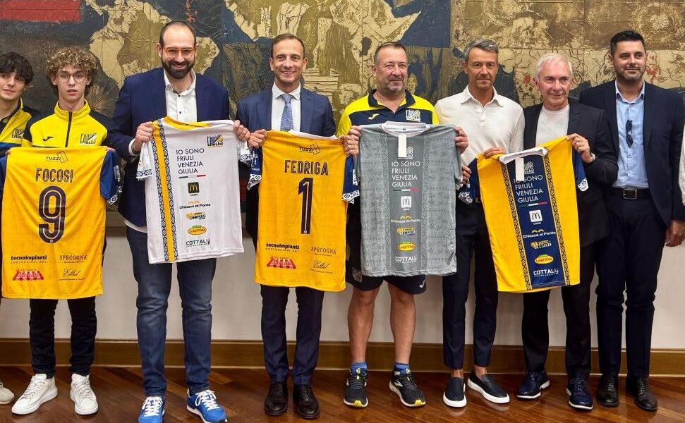 La presentazione delle nuove maglie della squadra di calcio a 5 di Cividale