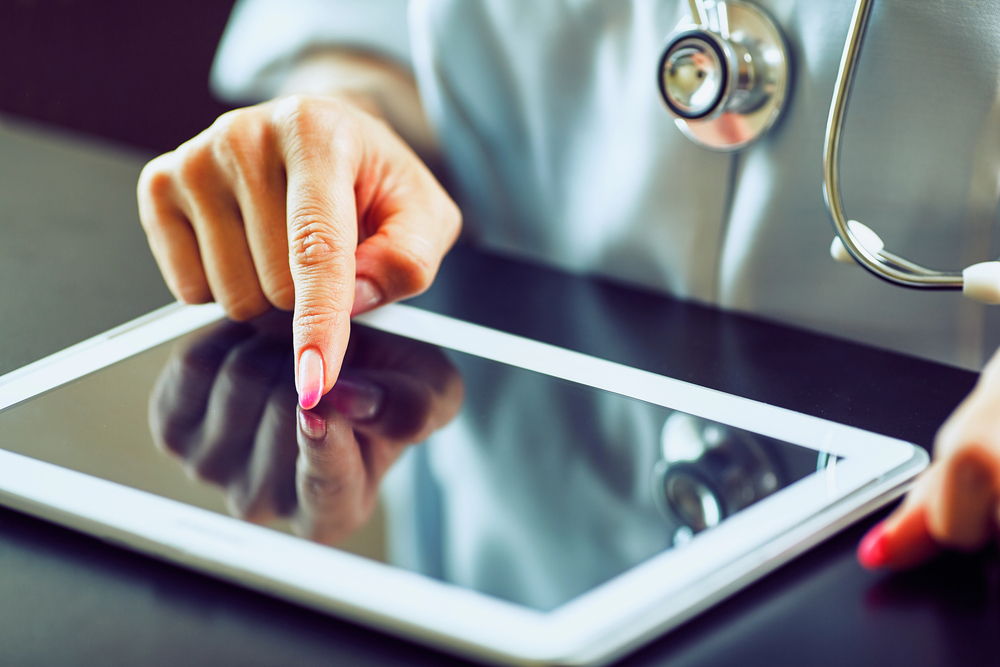 Medico consulta fascicolo sanitario elettronico