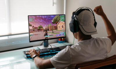 Adolescente gioca a fortnite