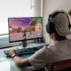 Adolescente gioca a fortnite