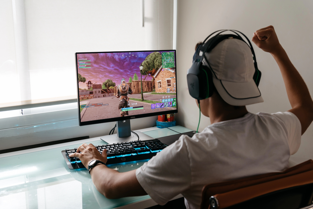 Adolescente gioca a fortnite
