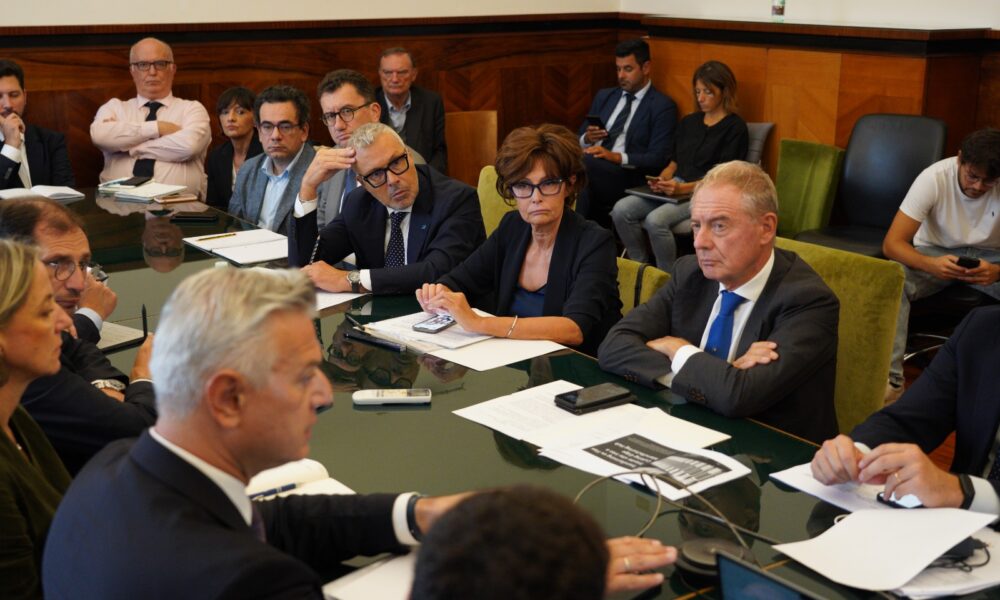 Gli assessori Bini e Rosolen con il ministro Urso