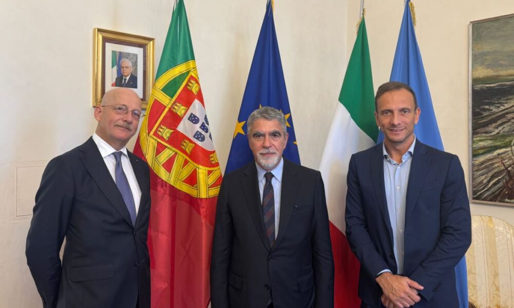 Il governatore Massimiliano Fedriga, al centro l'ambasciatore del Portogallo in Italia Bernardo Futscher Pereira e a sinistra il console onorario del Portogallo a Trieste Adriano Martinolli D'Arcy