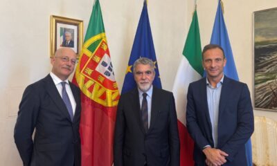 Il governatore Massimiliano Fedriga, al centro l'ambasciatore del Portogallo in Italia Bernardo Futscher Pereira e a sinistra il console onorario del Portogallo a Trieste Adriano Martinolli D'Arcy