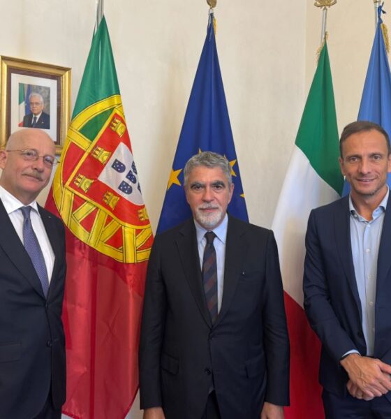 Il governatore Massimiliano Fedriga, al centro l'ambasciatore del Portogallo in Italia Bernardo Futscher Pereira e a sinistra il console onorario del Portogallo a Trieste Adriano Martinolli D'Arcy