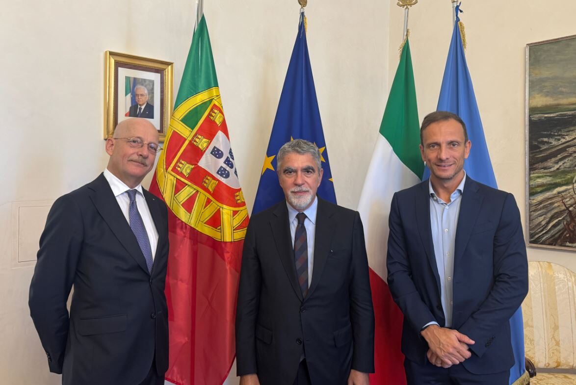 Il governatore Massimiliano Fedriga, al centro l'ambasciatore del Portogallo in Italia Bernardo Futscher Pereira e a sinistra il console onorario del Portogallo a Trieste Adriano Martinolli D'Arcy