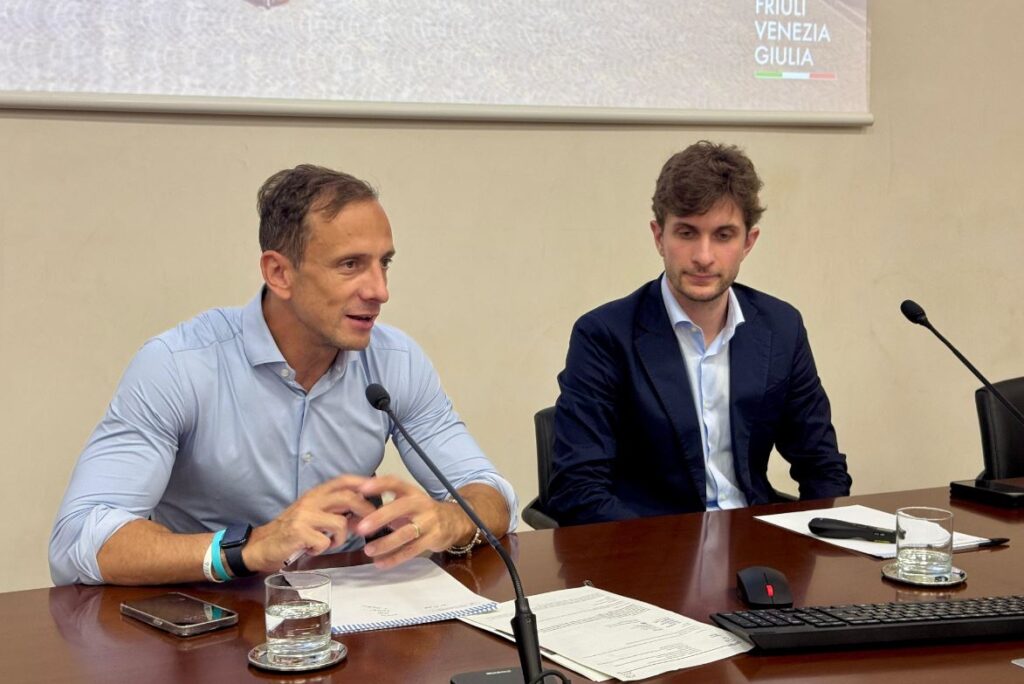 Il governatore Massimiliano Fedriga insieme al ceo di Novo Esport Emanuele Acerbis