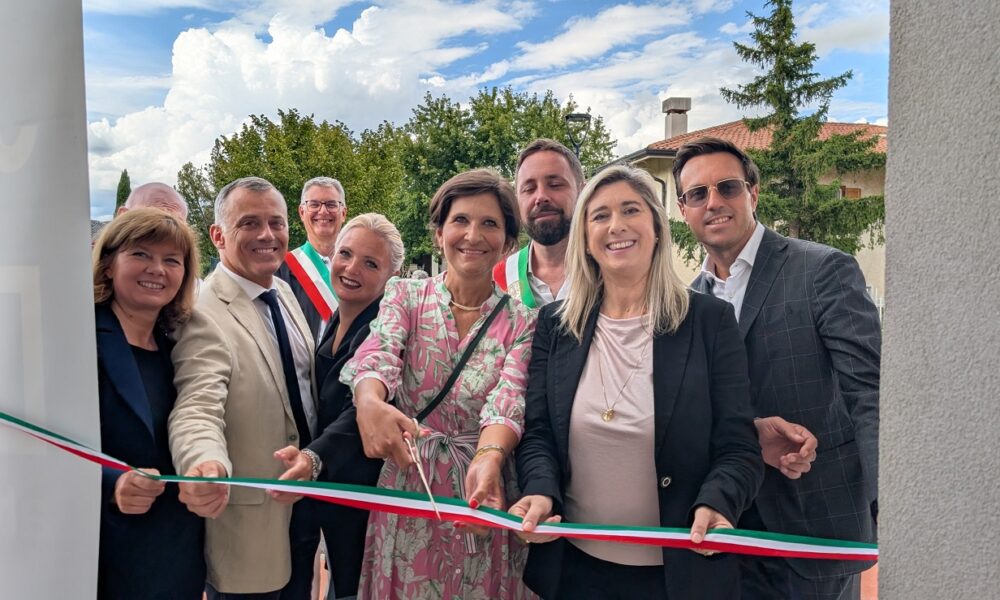 Il taglio del nastro alla consegna dei 16 alloggi Ater