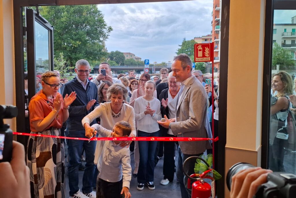 Il taglio del nastro all'inaugurazione