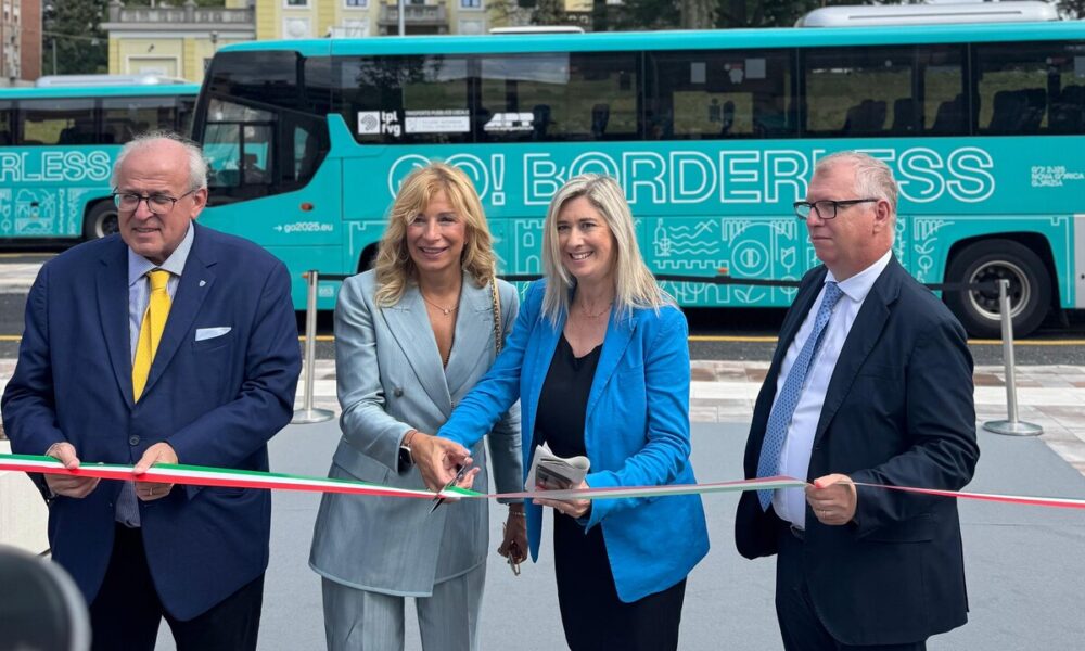 Il taglio del nastro all'inaugurazione del nuovo terminal di Gorizia