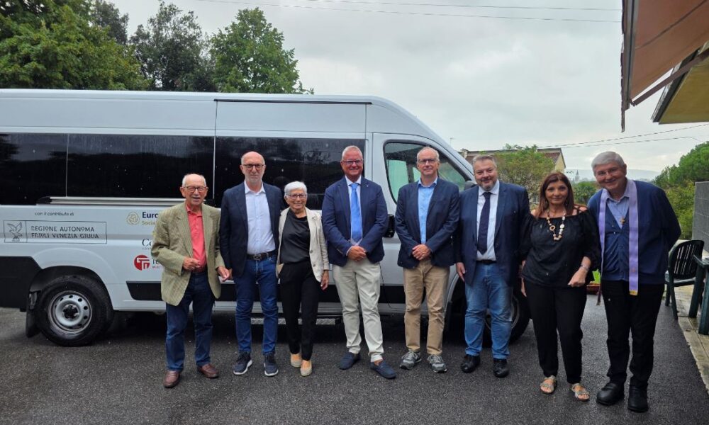 La consegna del nuovo pullmino all'Anffas di Gorizia