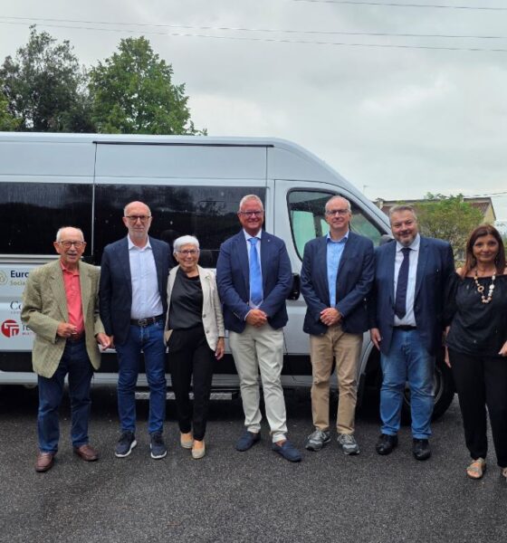 La consegna del nuovo pullmino all'Anffas di Gorizia