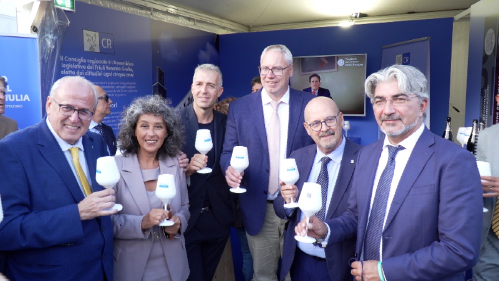 L'assessore Callari (secondo da destra) all'inaugurazione dello stand del Consiglio regionale all'interno di Gusti di Frontiera 2025