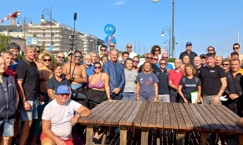Foto di gruppo all'iniziativa "Puliamo a fondo"