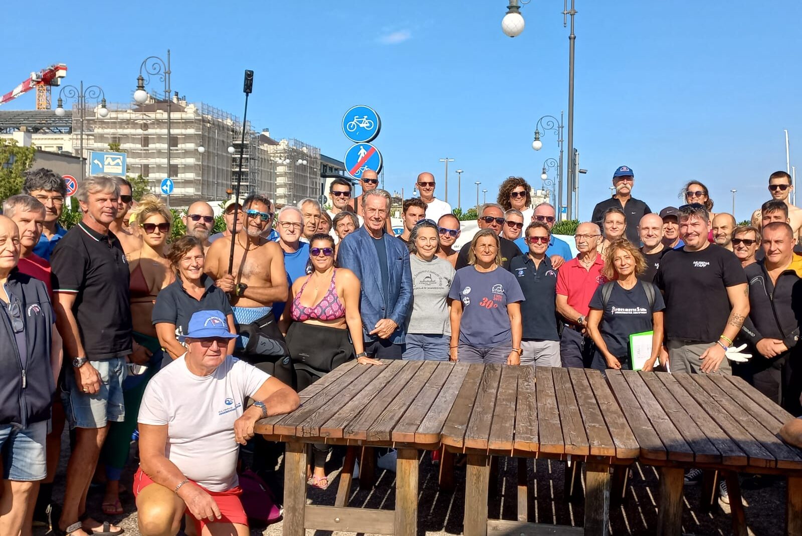Foto di gruppo all'iniziativa "Puliamo a fondo"