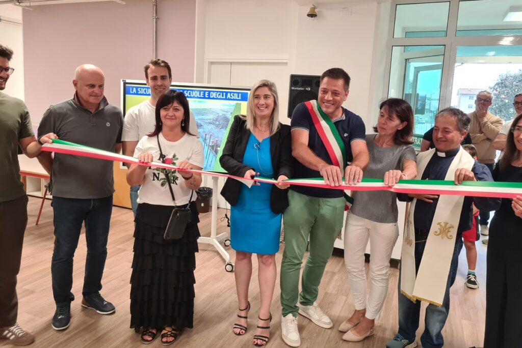 L'assessore regionale Cristina Amirante al taglio del nastro della rinnovata scuola dell'infanzia Arcobaleno ad Aviano