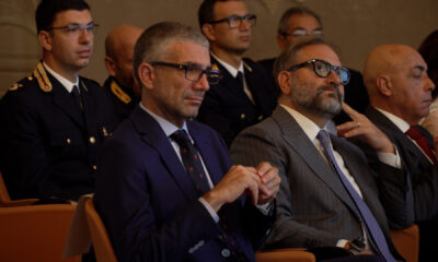 L'assessore regionale PIerpoaolo Roberti durante la sottoscrizione del progetto