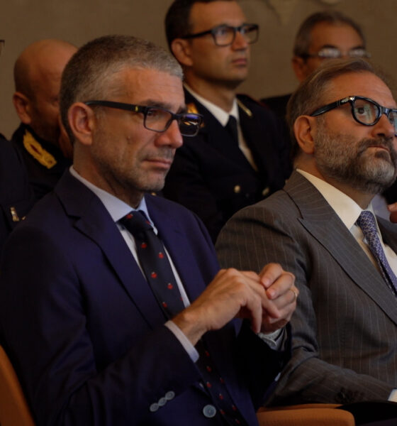 L'assessore regionale PIerpoaolo Roberti durante la sottoscrizione del progetto