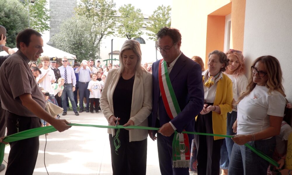 Il taglio del nastro all'inaugurazione