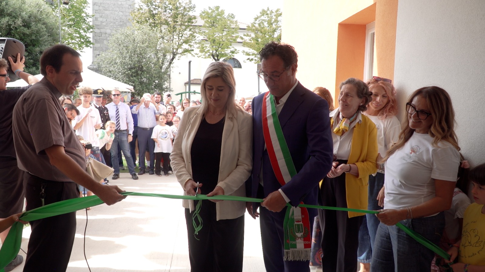 Il taglio del nastro all'inaugurazione