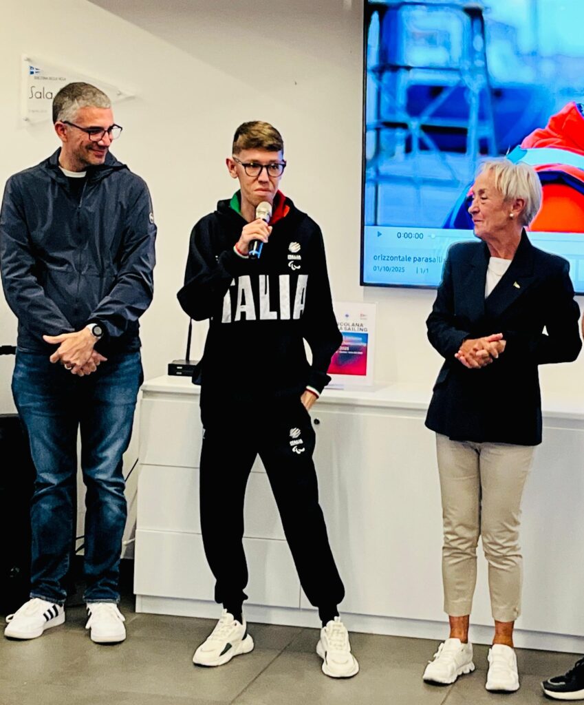 L'assessore Pierpaolo Roberti con il campione paralimpico Matteo Parenzan e la presidente della Società triestina della vela Marina Simoni alla cerimonia di apertura del Barcolana Parasailing