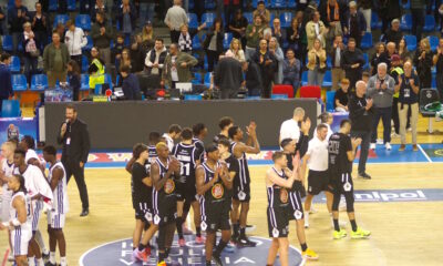 I bianconeri salutano il pubblico a fine incontro