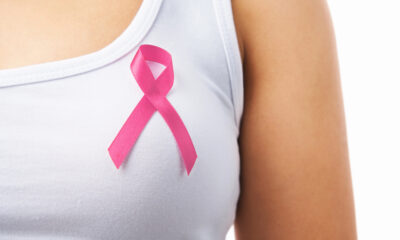 Distintivo rosa sul petto della donna per sostenere la causa del cancro al seno - Centro di Riferimento Oncologico di Aviano