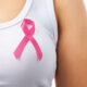 Distintivo rosa sul petto della donna per sostenere la causa del cancro al seno - Centro di Riferimento Oncologico di Aviano