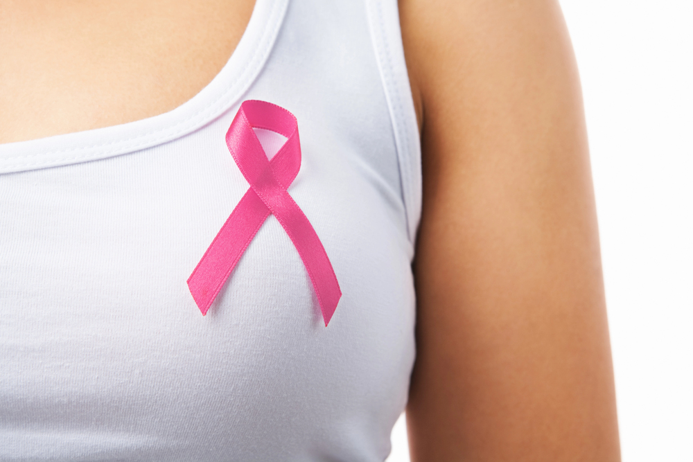 Distintivo rosa sul petto della donna per sostenere la causa del cancro al seno - Centro di Riferimento Oncologico di Aviano