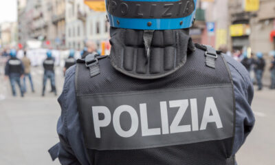 Poliziotto in assetto antisommossa