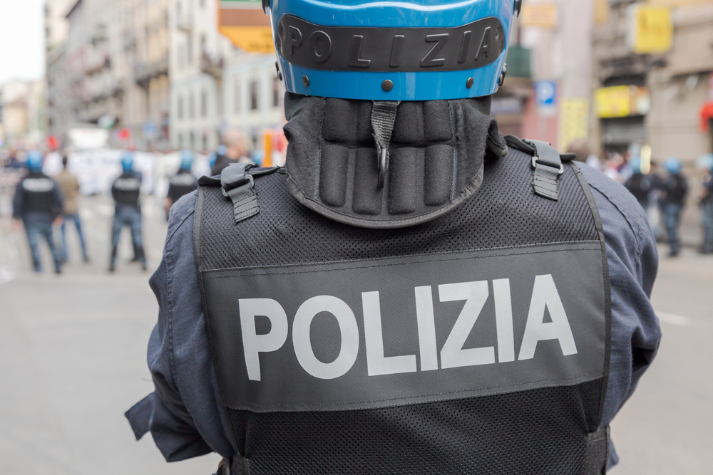 Poliziotto in assetto antisommossa
