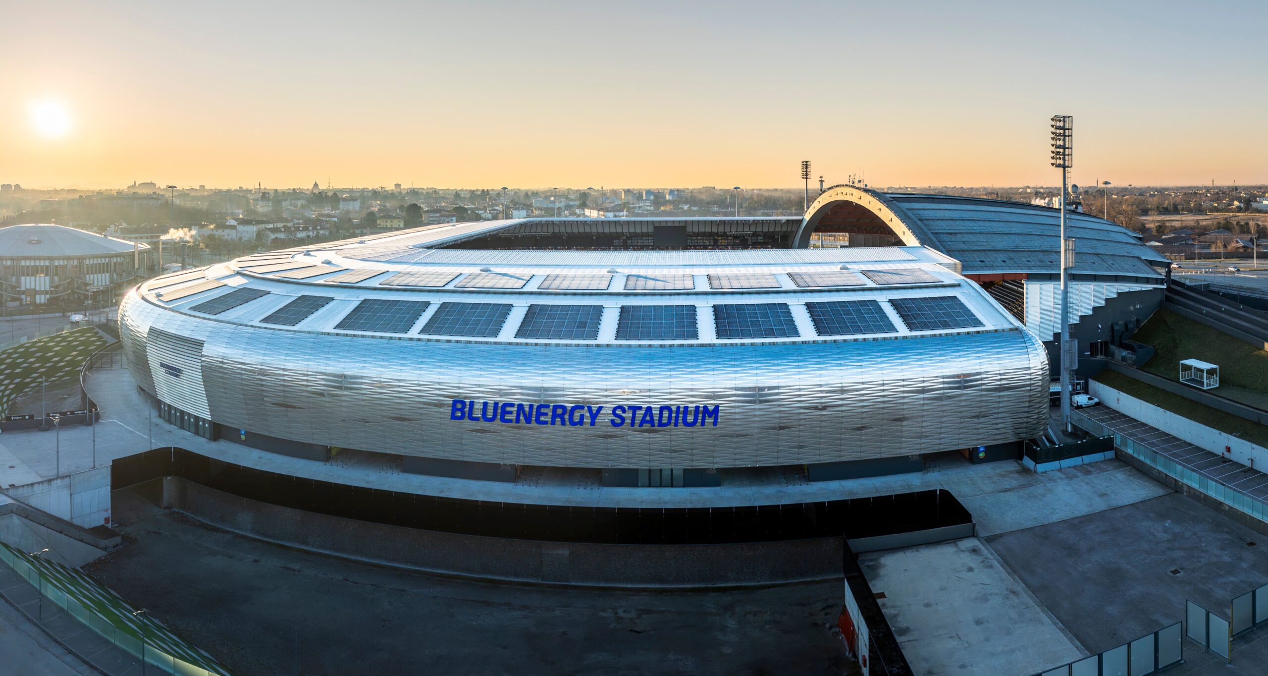 Energia in campo, il nuovo impianto fotovoltaico ospitato sulla copertura del Bluenergy stadio di Udine (© Regione FVG)