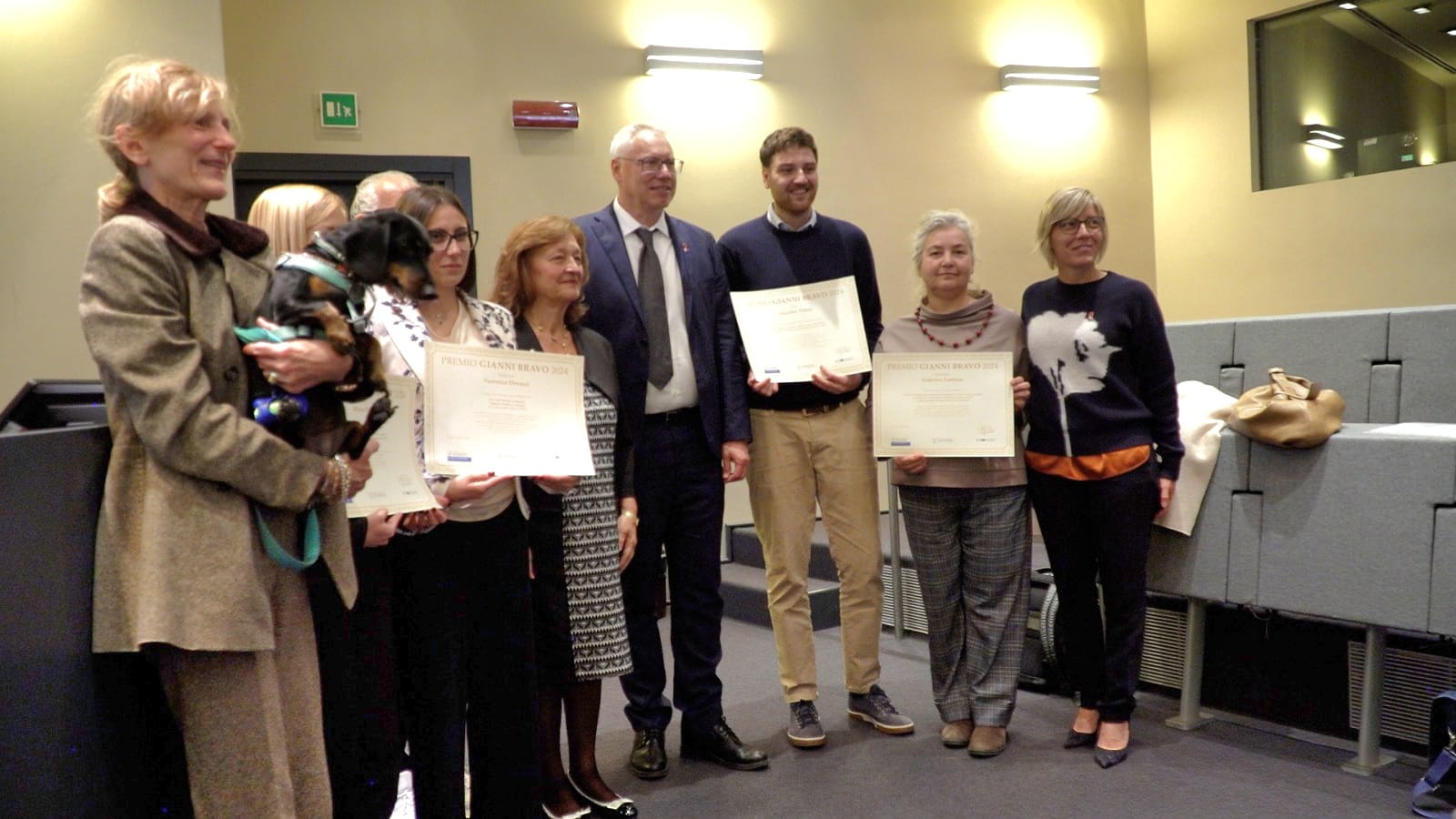 Foto di gruppo con i laureati premiati