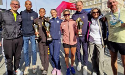 Gli assessori regionali Pierpaolo Roberti e Fabio Scoccimarro alle premiazioni in piazza Unità con Nadia Battocletti e le altre vincitrici della 10 K competitiva