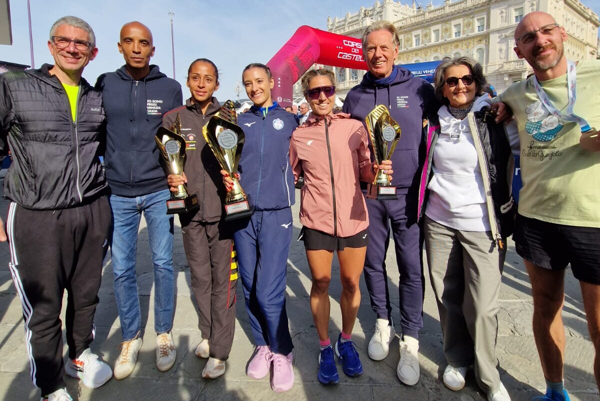 Gli assessori regionali Pierpaolo Roberti e Fabio Scoccimarro alle premiazioni in piazza Unità con Nadia Battocletti e le altre vincitrici della 10 K competitiva