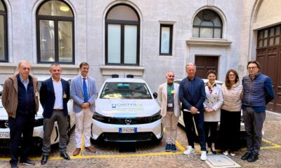 I rappresentanti dei principali partner del progetto Noemix con alcuni dei veicoli messi a disposizione