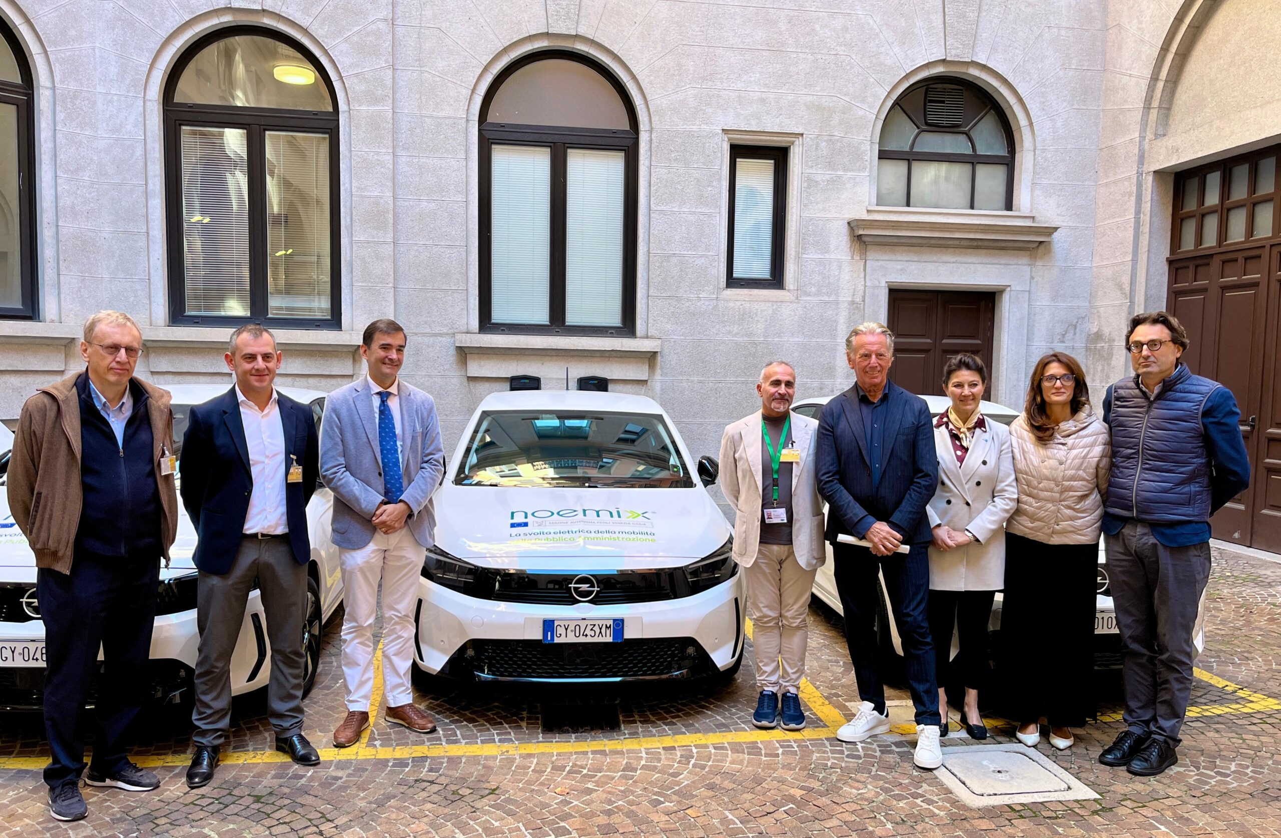 I rappresentanti dei principali partner del progetto Noemix con alcuni dei veicoli messi a disposizione