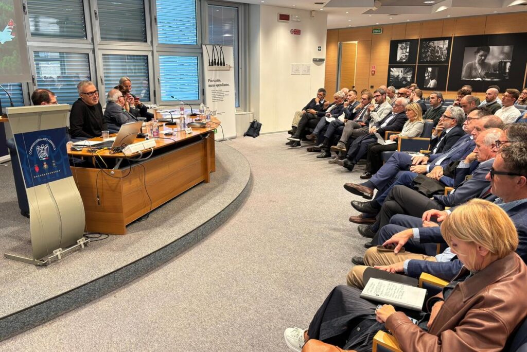I relatori e parte dei rappresentanti delle imprese di Confindustria all'incontro con Leonardo