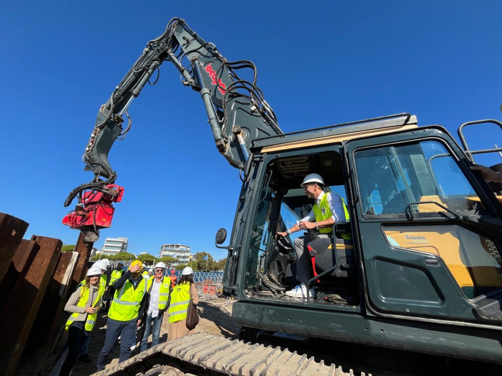 Il governatore Fedriga avvia la rimozione della prima palancola del cantiere della Terra a Mare di Lignano Sabbiadoro