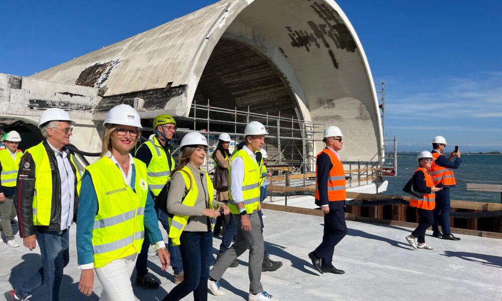 Il governatore Fedriga e l'assessore Bini durante il sopralluogo nel cantiere della Terrazza a Mare di Lignano Sabbiadoro