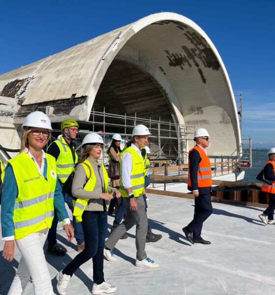 Il governatore Fedriga e l'assessore Bini durante il sopralluogo nel cantiere della Terrazza a Mare di Lignano Sabbiadoro