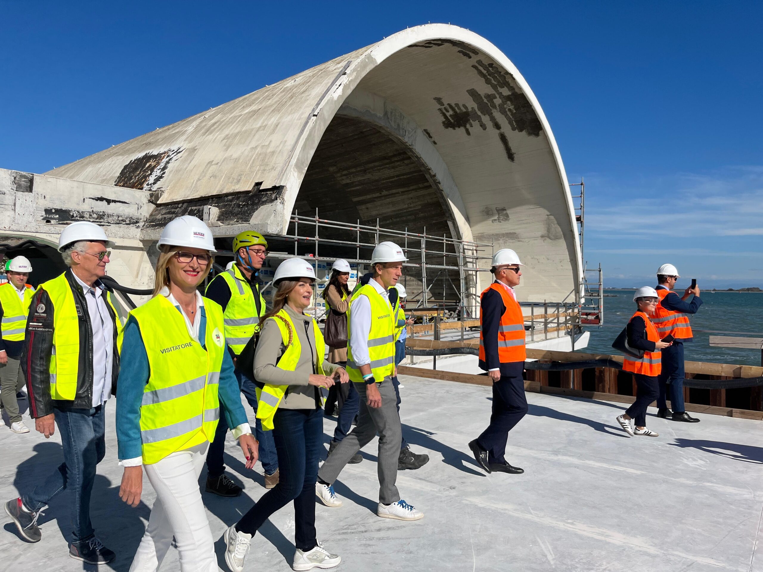 Il governatore Fedriga e l'assessore Bini durante il sopralluogo nel cantiere della Terrazza a Mare di Lignano Sabbiadoro