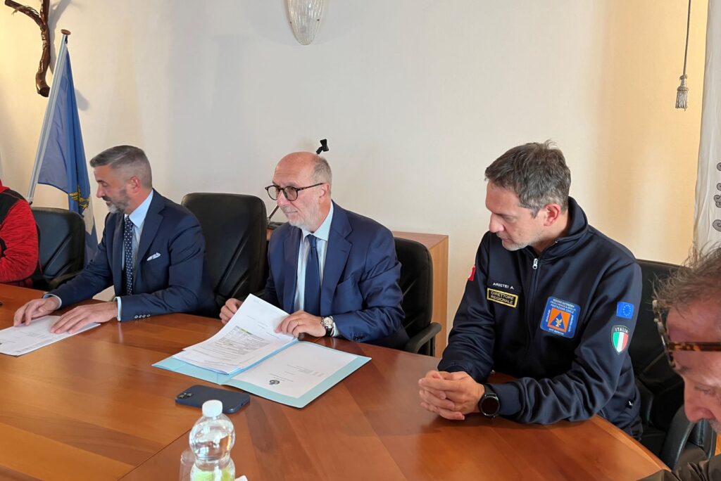 L'assessore Riccardi assieme al sindaco di Lauco Stefano Adami e al direttore della Protezione civile FVG Aristei