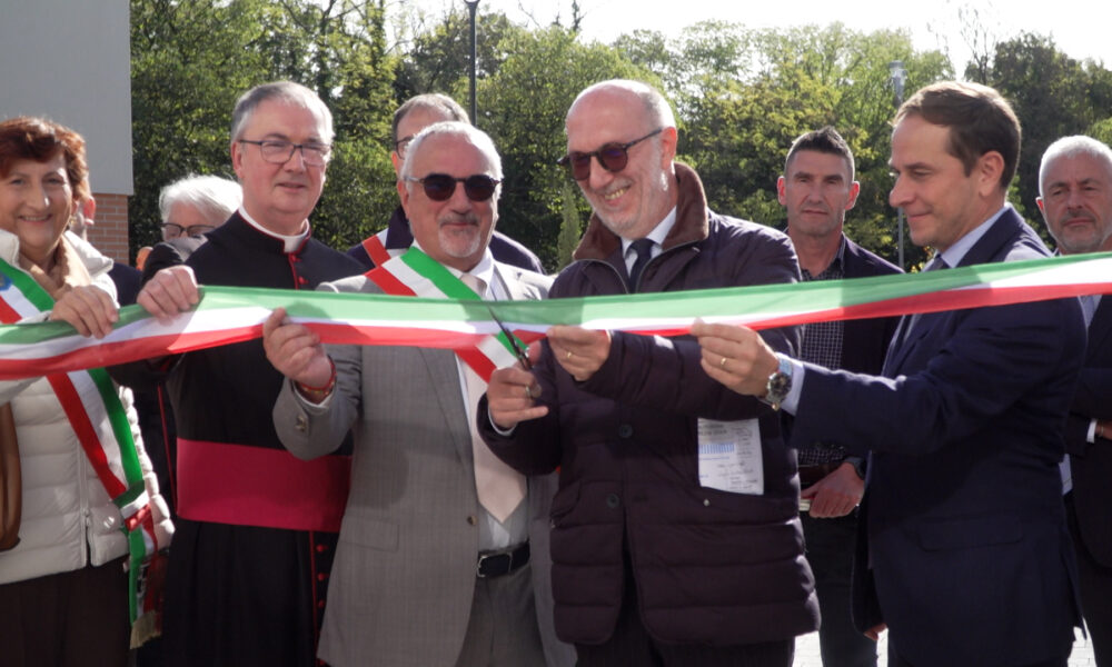 Il taglio del nastro all'inaugurazione del primo Ospedale di Comunità del FVG a Codroipo