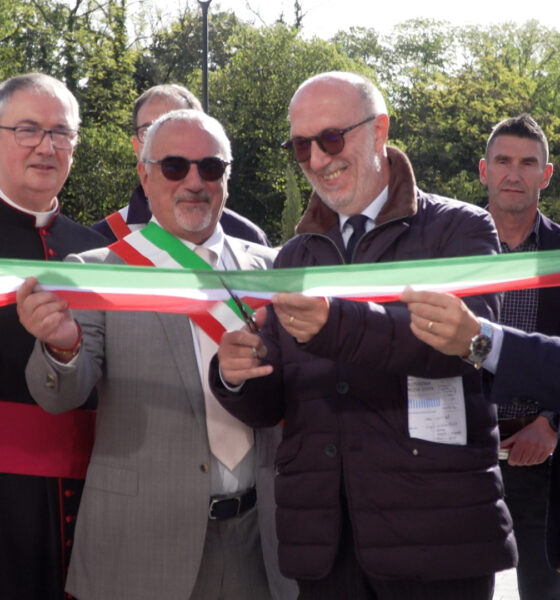 Il taglio del nastro all'inaugurazione del primo Ospedale di Comunità del FVG a Codroipo