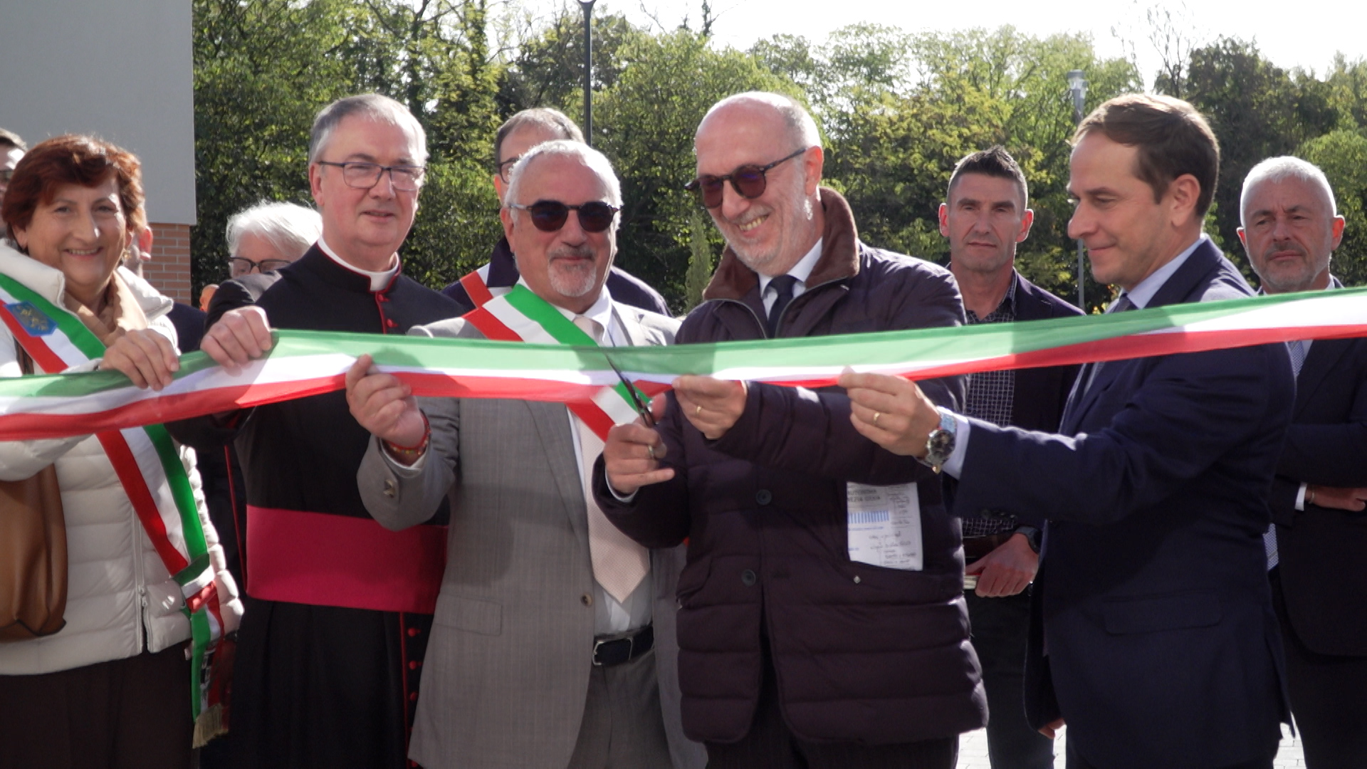 Il taglio del nastro all'inaugurazione del primo Ospedale di Comunità del FVG a Codroipo